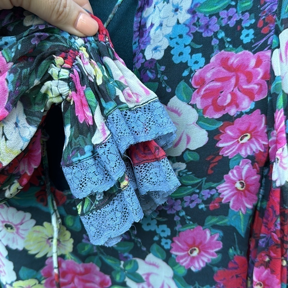 Rococo Sand Tallia ruffle bell sleeve floral top, size XS - Picture 4 of 10